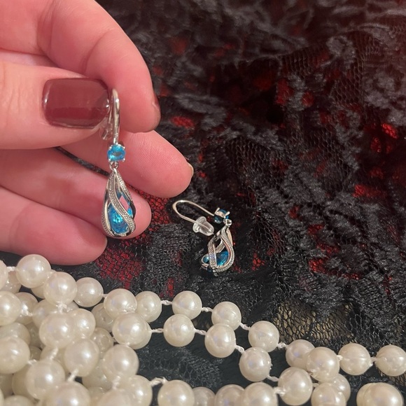 Women earrings with blue stones amazing looking - Picture 2 of 3